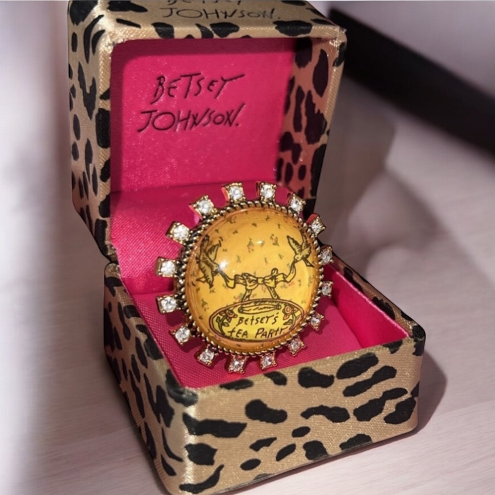 OG Betsey Johnson Statement Tea Party Ring! ☕️💕🕊️